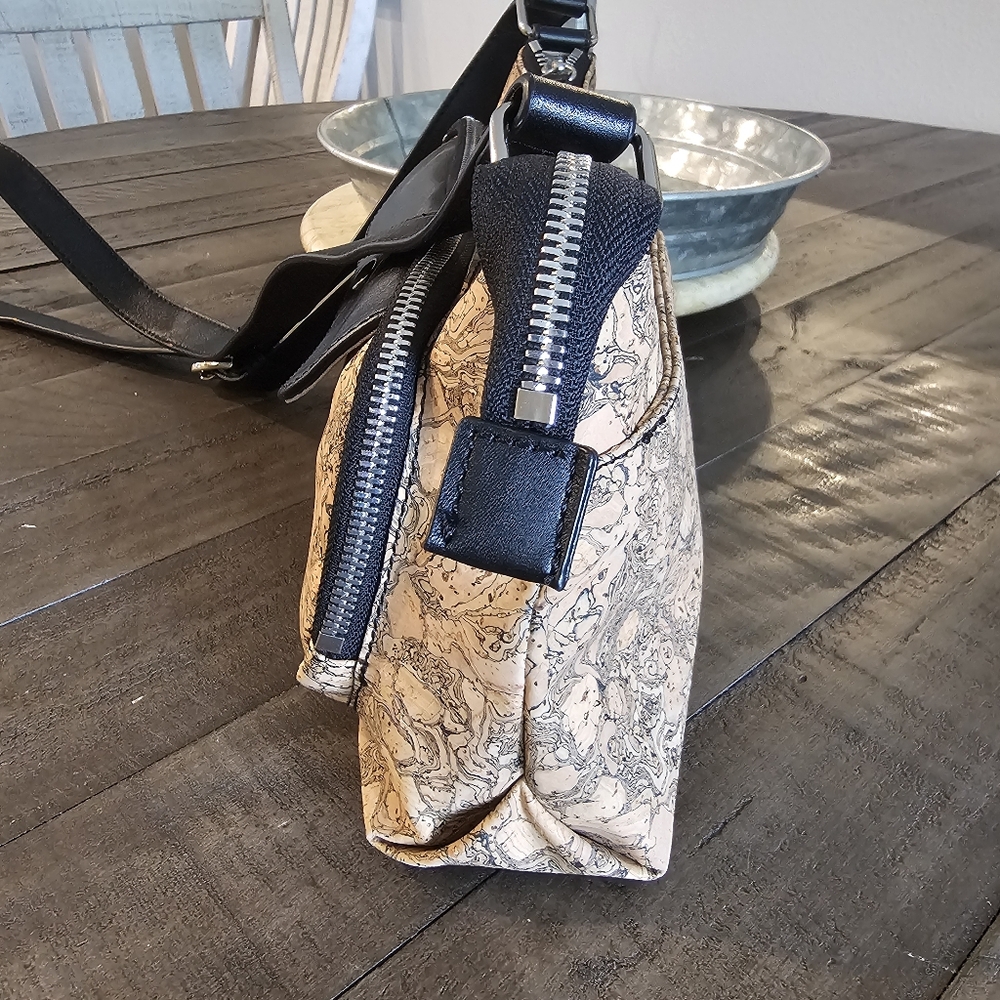 QUEORK Stylish Black and Tan Crossbody Bag - Picture 4 of 15
